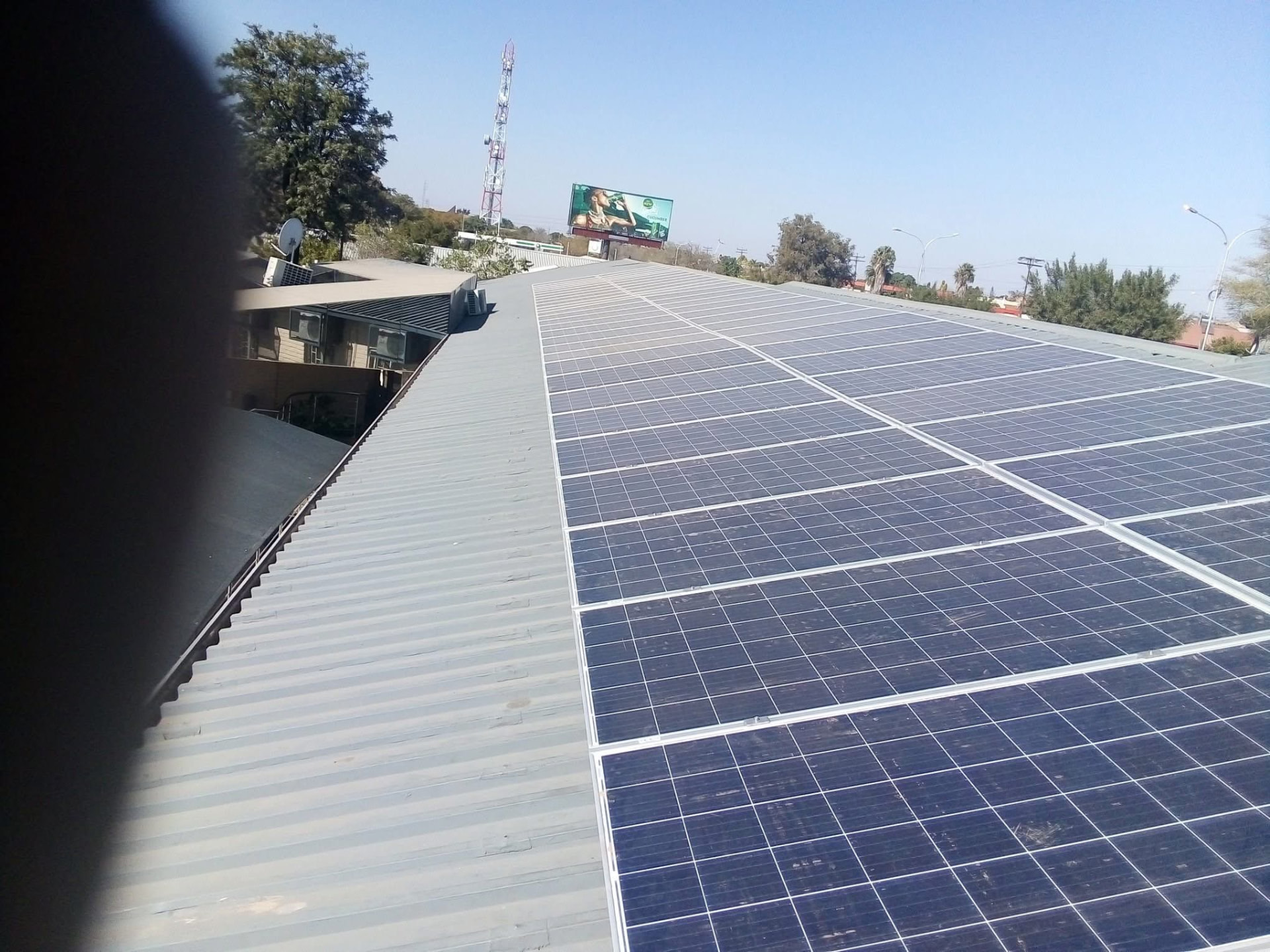 Long rooftop PV installation on a commercial building
